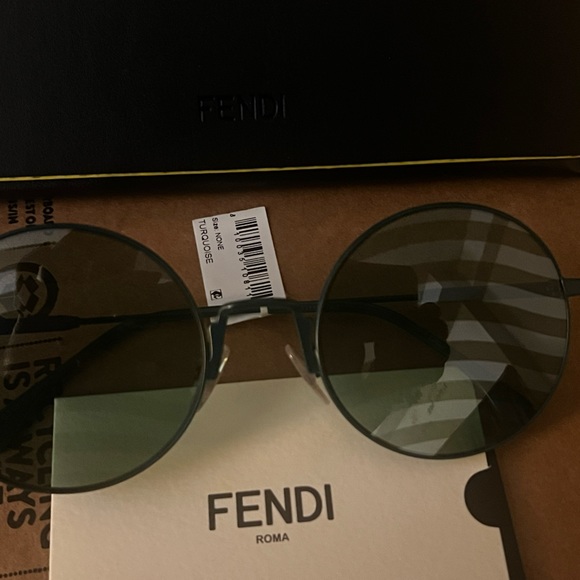 Brand new Fendi sunglasses - Picture 5 of 6